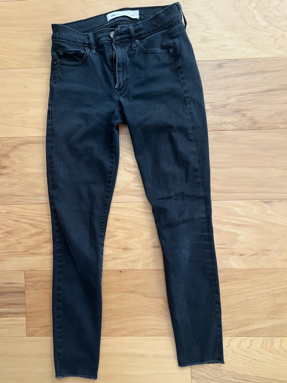 GAP Women's Skinny Jeans in Black
